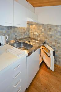 uma cozinha com um lavatório e uma bancada em Appartements Kirchmair em Seefeld in Tirol