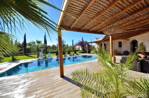 einen externen Blick auf eine Villa mit einem Pool in der Unterkunft Villa Dar Sultana in Essaouira