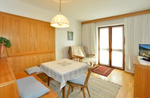 uma sala de estar com uma mesa e uma cadeira em Appartements Kirchmair em Seefeld in Tirol