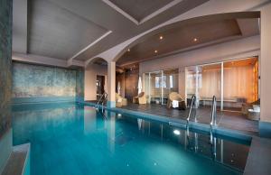 a swimming pool in a building with a pool at Résidence Ynycio in Tignes