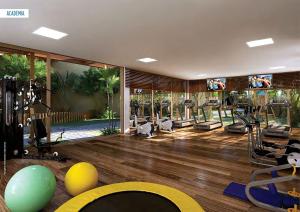 un gimnasio con cintas de correr y equipos de ejercicio en una habitación en TAVARUA ITACIMIRIM d, en Itacimirim