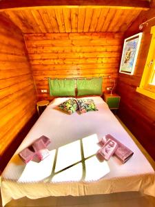 ein Schlafzimmer mit einem Bett in einer Holzhütte in der Unterkunft Canary Wild House 2 in Carrizal
