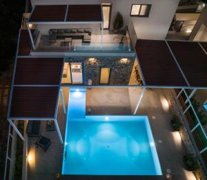 Vaizdas į baseiną apgyvendinimo įstaigoje Xenias Luxury Villas arba netoliese