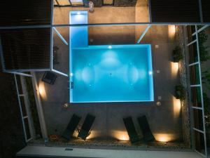 una vista aérea de una piscina en un edificio en Xenias Luxury Villas, en Kalathas