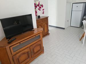 A television and/or entertainment centre at Appartement centre ville proche citadelle