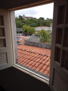 - une vue depuis une fenêtre de toit dans l'établissement Casa da Lu, à Olinda