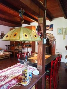 una sala da pranzo con tavolo e ombrellone giallo di Holiday Home Zmaj a Zmajevac