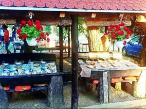 un tavolo con piatti di cibo e fiori di Holiday Home Zmaj a Zmajevac