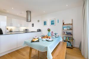 una cucina con tavolo e cibo di Puffins a St Ives