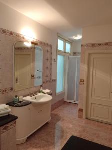 a bathroom with a sink and a mirror at Sea life Terrasini in Terrasini