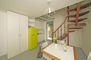 バルドリーノにあるResidence Arcaのキッチン(黄色い冷蔵庫、テーブル付)