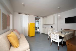 een woonkamer met een bank en een tafel bij Residence Arca in Bardolino