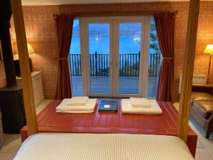 1 Schlafzimmer mit 2 Betten und Blick auf einen Balkon in der Unterkunft The Green House in Glenelg