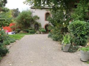 un camino de ladrillo delante de una casa con plantas en Le Corrigot, en Pierry