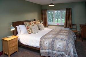 A bed or beds in a room at Stay Northside - Luxury Corporate & Leisure Stays Cottage, County Durham