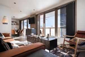 a living room with a couch and a table at Résidence Ynycio in Tignes