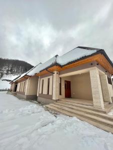 un edificio con la neve davanti di VILA VIKTORIJA a Kolašin