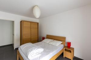 - une chambre avec un grand lit et une tête de lit en bois dans l'établissement Carré Huit, à Marseille