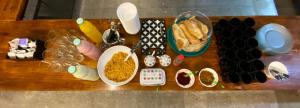 una mesa con varios alimentos. en Clover Hostel en Mendoza