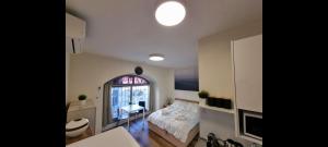 Postel nebo postele na pokoji v ubytování Jaffa 17- shani studio suite