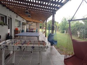 un patio con mesa de ping pong y hamacas en Quinta Don Alfredo en Tandil