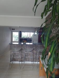 sala de estar con 4 sillas y mesa en Quinta Don Alfredo en Tandil