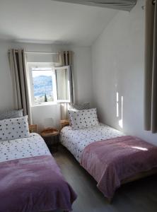 Un pat sau paturi într-o cameră la Les Terrasses B&B avec piscine privée
