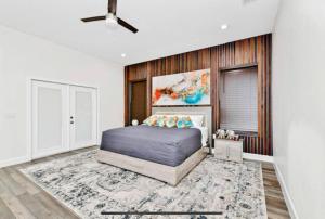een slaapkamer met een bed en een tapijt bij Orlando FL. te mereces lo mejor, esta magnifica villa in Orlando