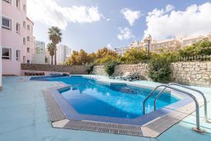 uma piscina no meio de um edifício em Parque dos Reis Apartment em Monte Gordo