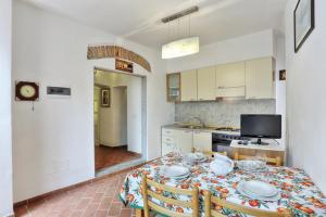 uma cozinha com uma mesa com pratos em Casale Pozzo al Moro em Marina di Campo