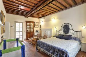 um quarto com uma cama, uma mesa e cadeiras em Casale Pozzo al Moro em Marina di Campo