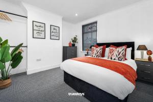 sypialnia z dużym łóżkiem i oknem w obiekcie Chorlton House by Truestays - NEW 2 Bedroom House in Stoke-on-Trent w mieście Hanley