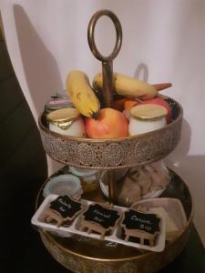 un tazón lleno de fruta y un par de tijeras en Gîte privé avec sauna et balnéo, en Brens