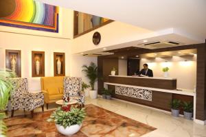 un hombre de pie en la recepción del vestíbulo de un hotel en Cardinal Express Oxmo en Nueva Delhi