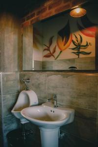 a bathroom with a sink and a mirror at Bunde Haus Hotel EXPRESS BOUTIQUE in Ibagué