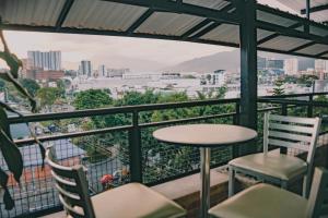 a table and chairs on a balcony with a view of a city at Bunde Haus Hotel EXPRESS BOUTIQUE in Ibagué