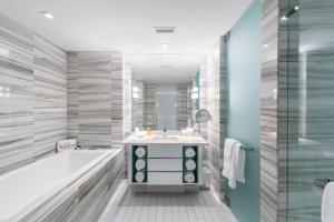 La salle de bains est pourvue d'une baignoire et d'un lavabo. dans l'établissement Ocean View Residence at W South Beach -514, à Miami Beach