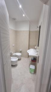 bagno con 2 lavandini e 2 servizi igienici di ValGiuSi Resort a Capo Vaticano