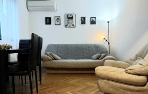 ein Wohnzimmer mit einem Sofa und einem Stuhl in der Unterkunft Apartment Bitola in Bitola