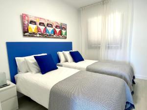 2 camas en una habitación de color azul y blanco en Bahia Meloneras Vista Golf en Meloneras