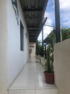 un pasillo de un edificio blanco con techo en Hospedaje Maluli suit 4, en Santa Elena