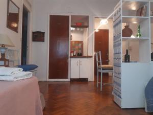 Habitación con 1 habitación con mesa y cocina en Departamernto centro ,Obelisco! en Buenos Aires