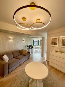 - un salon avec un canapé et une table dans l'établissement Apartamenty MUNN 5 Szczecin - Golden, à Szczecin