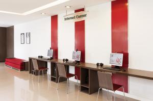 a lobby with a long table with computers on it at Ibis Bangkok Riverside in Bangkok
