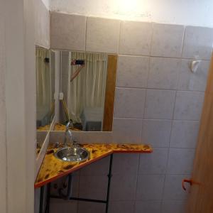 y baño con lavabo y espejo. en Villa Cura Brochero - La Moradita de VIlla Los Sauces en Villa Cura Brochero