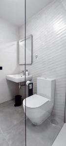 biała łazienka z toaletą i umywalką w obiekcie Apartment Las Terrazas Costa Adeje Ocean View w Adeje