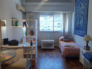 1 dormitorio con litera y ventana en Departamernto centro ,Obelisco! en Buenos Aires