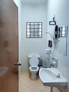 uma casa de banho com um WC e um lavatório em Gaya Homestay 3Bed 2Bath 12pax Taman Gaya JB 5min to Aeon&Ikea 高雅民宿 em Ulu Tiram