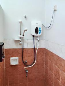 een openbare badkamer met een toilet en een wastafel bij Gaya Homestay 3Bed 2Bath 12pax Taman Gaya JB 5min to Aeon&Ikea 高雅民宿 in Ulu Tiram