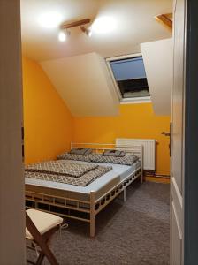 MotoHostel Wolter - hostel Copa في Wschen: سريرين في غرفة بجدران صفراء